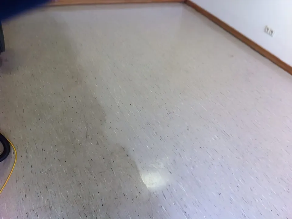 Gereinigter heller Hartboden in einem Innenraum