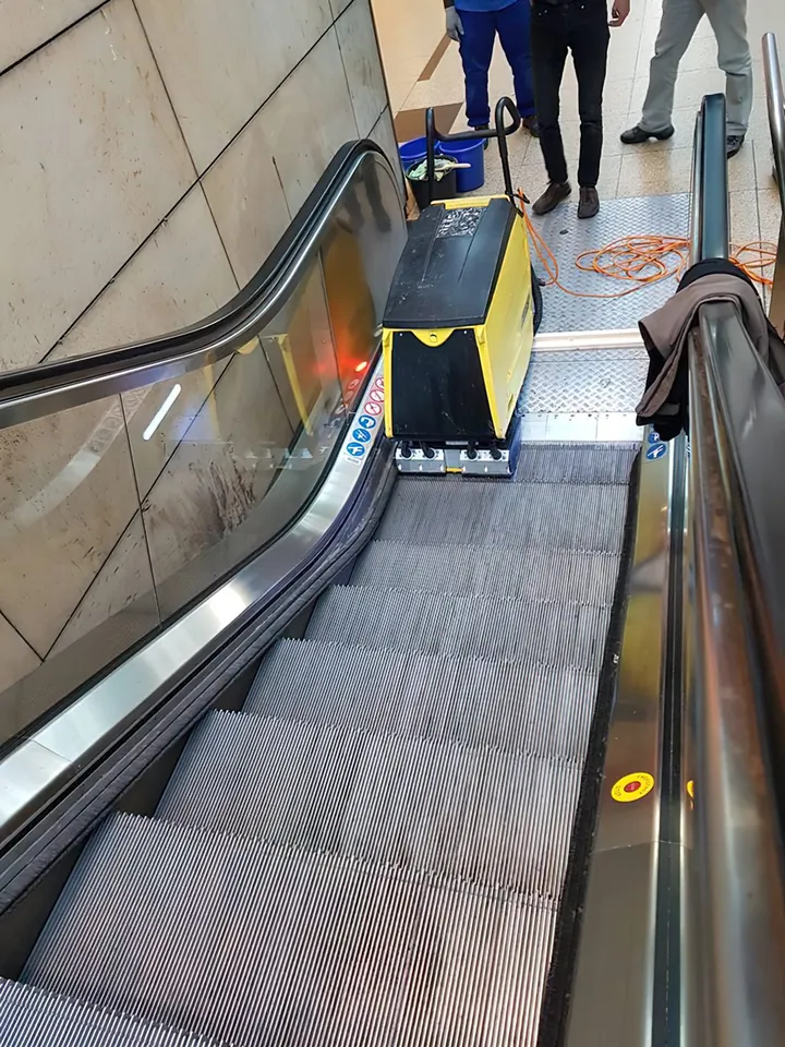 Spezialreinigung einer Rolltreppe